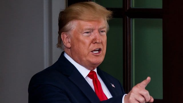 Mit einem neuerlichen Tweet löste Donald Trump Protest unter den oppositionellen Demokraten aus. Mit einem neuerlichen Tweet löste Donald Trump Protest unter den oppositionellen Demokraten aus.