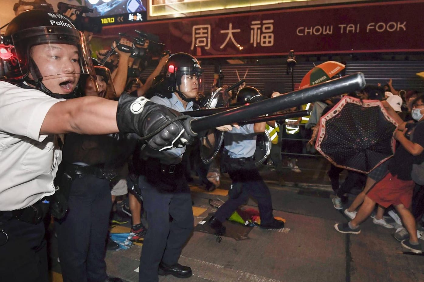 Immer wieder kommt es zu Protesten in Hongkong: Schlägertrupps haben Demonstranten brutal angegriffen. Die Polizei ist laut Kritikern zu spät und zu unengagiert eingeschritten.