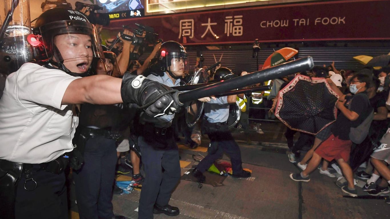 Immer wieder kommt es zu Protesten in Hongkong: Schlägertrupps haben Demonstranten brutal angegriffen. Die Polizei ist laut Kritikern zu spät und zu unengagiert eingeschritten.