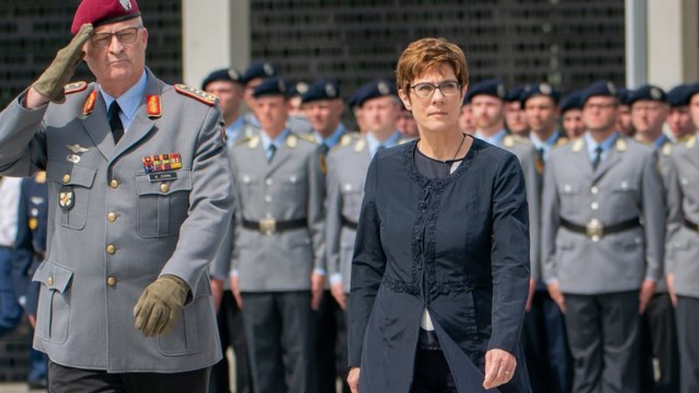 Kramp-Karrenbauer hat mehr Geld für die Bundeswehr gefordert und bringt damit den Koalitionspartner gegen sich auf. Kramp-Karrenbauer hat mehr Geld für die Bundeswehr gefordert und bringt damit den Koalitionspartner gegen sich auf.