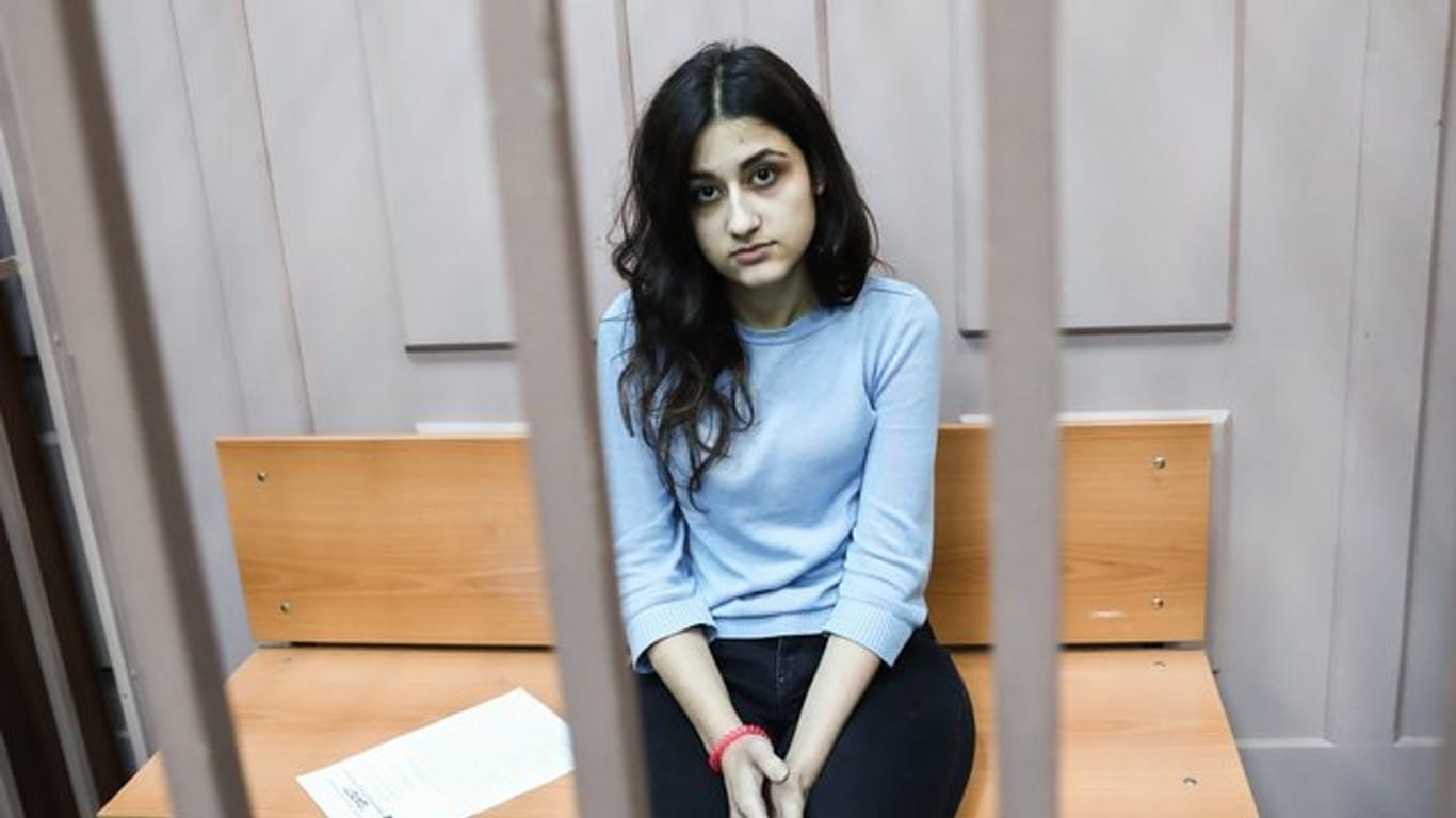 Kristina, eine der drei wegen des Mordes an ihrem Vater angeklagten Schwestern.