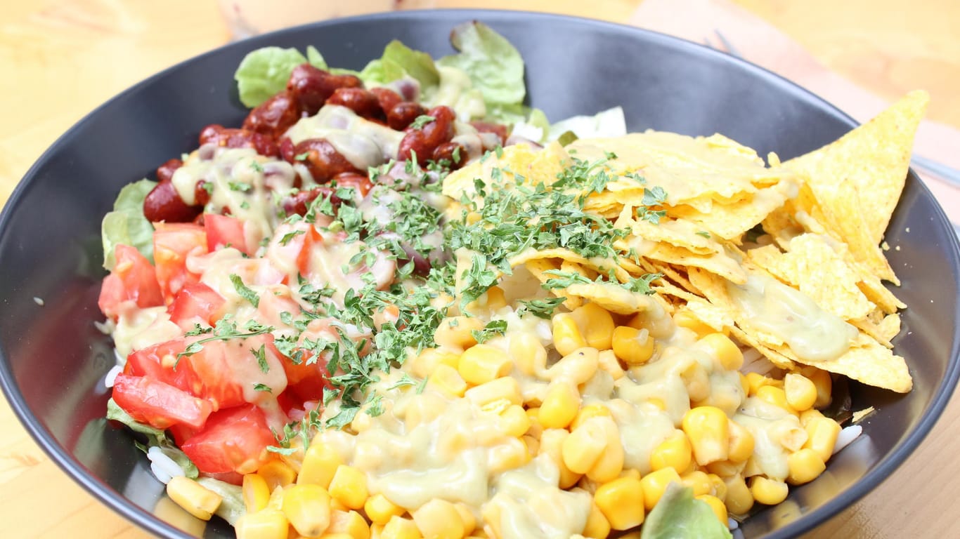 Eine Bowl mit Mais, Tomaten und Kidney-Bohnen: Solche veganen Gerichte gibt es im Café Medusa.