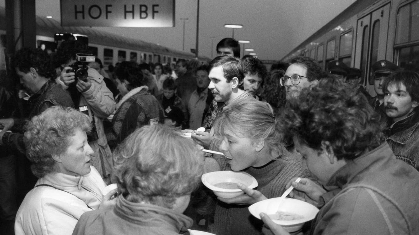 Ankunft von DDR-Flüchtlingen am Bahnhof von Hof: "In Bayern ganz oben" war für einen Wimpernschlag nicht nur geographisch richtig.