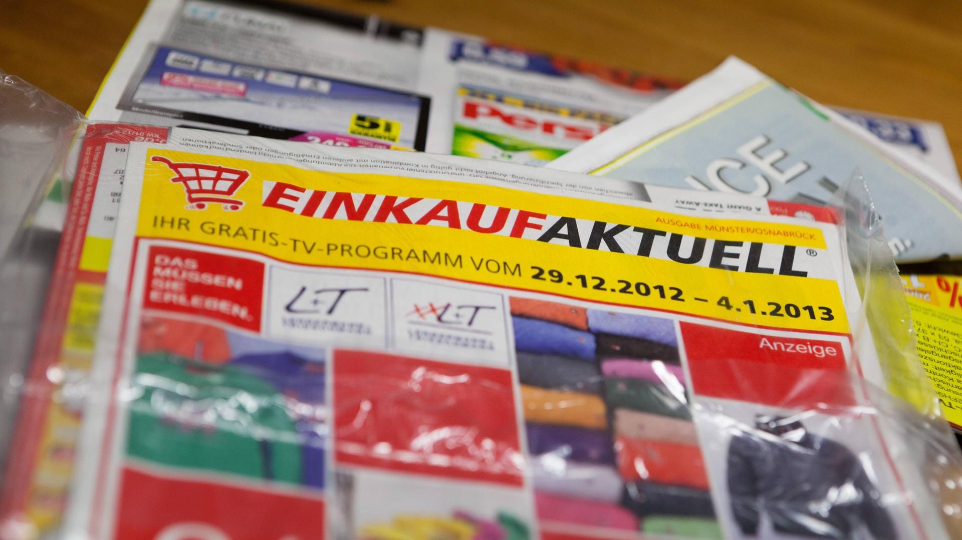 Folierte Postwurfsendungen: Die Bürgerinitiative Letzte Werbung sagt, dass wegen "Einkauf aktuell" jährlich rund eine Milliarde Plastikverpackungen entstehen.