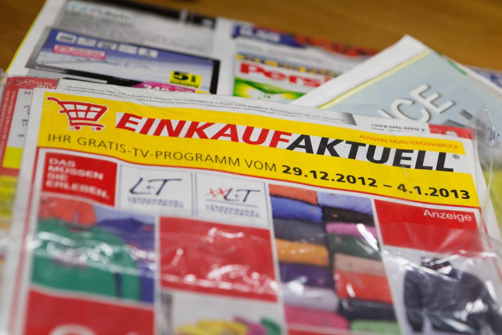 Folierte Postwurfsendungen: Die Bürgerinitiative Letzte Werbung sagt, dass wegen "Einkauf aktuell" jährlich rund eine Milliarde Plastikverpackungen entstehen.