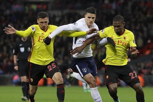 José Holebas (l) spielt in der Premier League für den FC Watford.