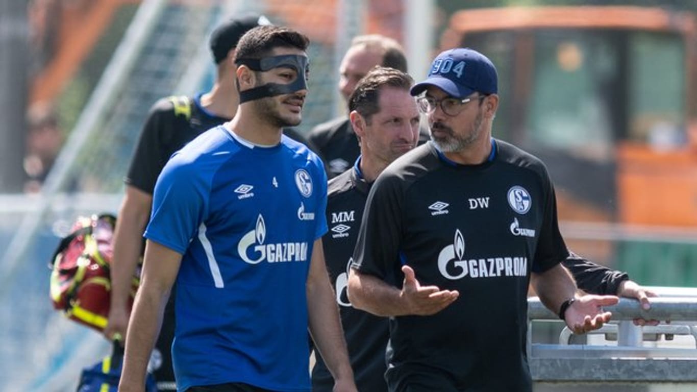 Fällt wohl länger für den FC Schalke 04 aus als gedacht: Ozan Kabak (l) kommt mit Trainer David Wagner zum Training.