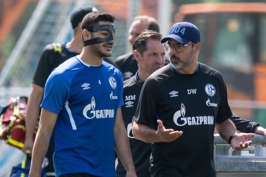 Fällt wohl länger für den FC Schalke 04 aus als gedacht: Ozan Kabak (l) kommt mit Trainer David Wagner zum Training.