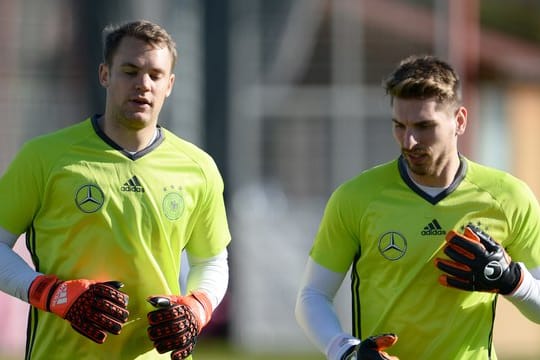 Die Torhüter Manuel Neuer (l) und Ron-Robert Zieler laufen sich 2015 im Training der deutschen Fußball-Nationalmannschaft warm.