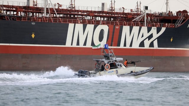 Ein Schnellboot der iranischen Revolutionsgarden umkreist den unter britischer Flagge fahrenden Öltanker "Stena Impero" in der Straße von Hormus. Ein Schnellboot der iranischen Revolutionsgarden umkreist den unter britischer Flagge fahrenden Öltanker "Stena Impero" in der Straße von Hormus.