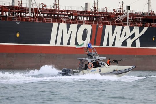 Ein Schnellboot der iranischen Revolutionsgarden umkreist den unter britischer Flagge fahrenden Öltanker "Stena Impero" in der Straße von Hormus.