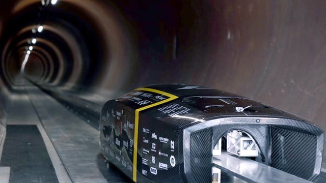 Mit ihrer rasenden Kapsel haben Studenten der Technischen Universität (TU) München wieder einen sogenannten Hyperloop-Wettbewerb gewonnen. Mit ihrer rasenden Kapsel haben Studenten der Technischen Universität (TU) München wieder einen sogenannten Hyperloop-Wettbewerb gewonnen.