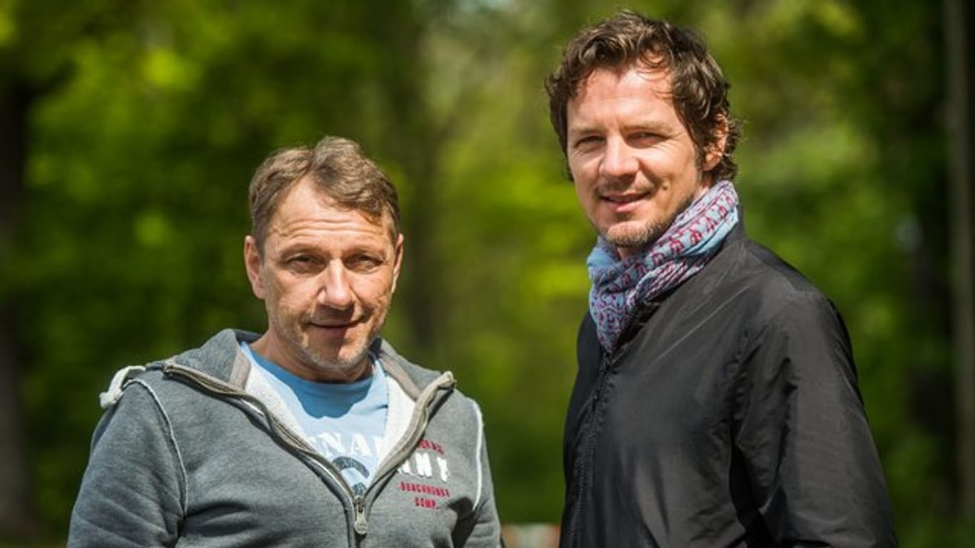 Richy Müller als Thorsten Lannert (l) und Felix Klare als Sebastian Bootz bei Dreharbeiten zum "Tatort Stuttgart".