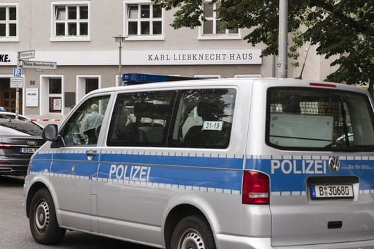 Ein Streifenwagen steht vor dem Karl-Liebknecht-Haus, der Parteizentrale der Linken.