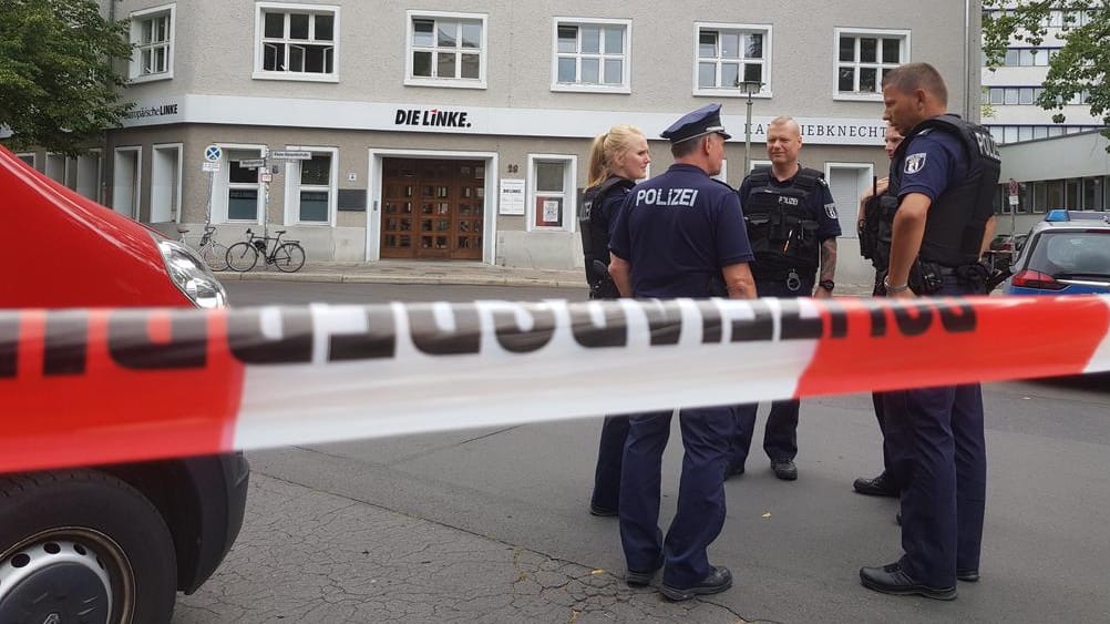 Polizei vor der Parteizentrale der Partei die Linke in Berlin: Das Karl-Liebknecht-Haus ist nach einer Drohung evakuiert worden.