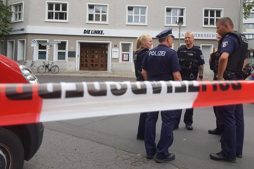 Polizei vor der Parteizentrale der Partei die Linke in Berlin: Das Karl-Liebknecht-Haus ist nach einer Drohung evakuiert worden.