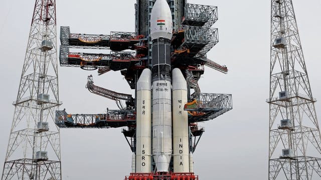 Die Trägerrakete GSLV Mk III-M1 mit der Sonde "Chandrayaan-2" an Bord steht an der Startrampe im südindischen Sriharikota.