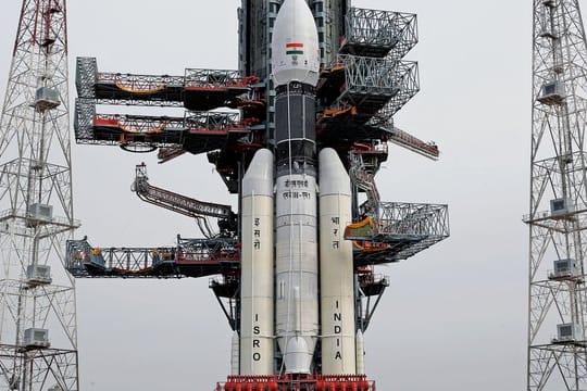 Die Trägerrakete GSLV Mk III-M1 mit der Sonde "Chandrayaan-2" an Bord steht an der Startrampe im südindischen Sriharikota.