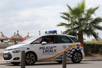 Polizei auf Mallorca (Archivbild): Stiefvater vergewaltigt zehnjährige Stieftochter.