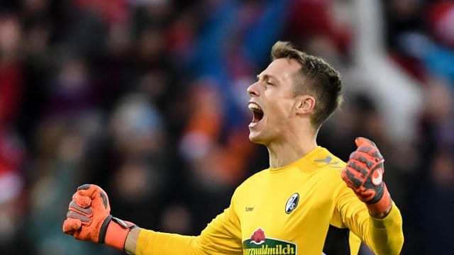 Alexander Schwolow steht noch beim SC Freiburg unter Vertrag.