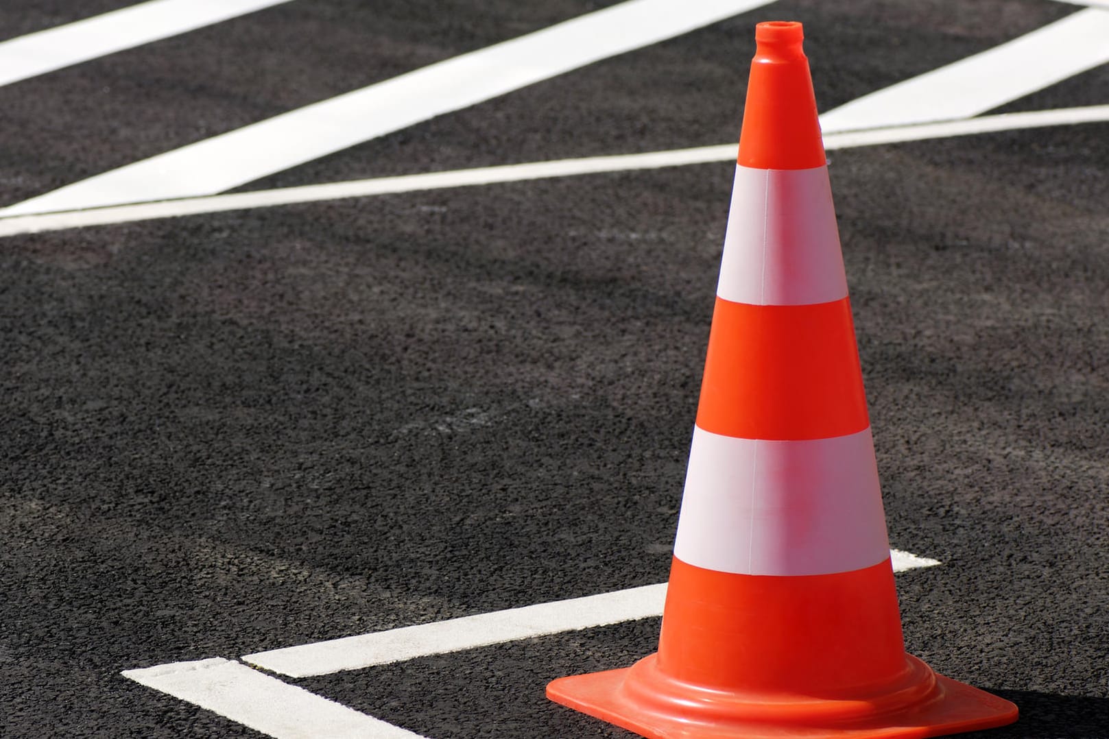 Ein Leitkegel, das Logo des VLC Media Players: Experten warnen vor einer Sicherheitslücke in der Software.