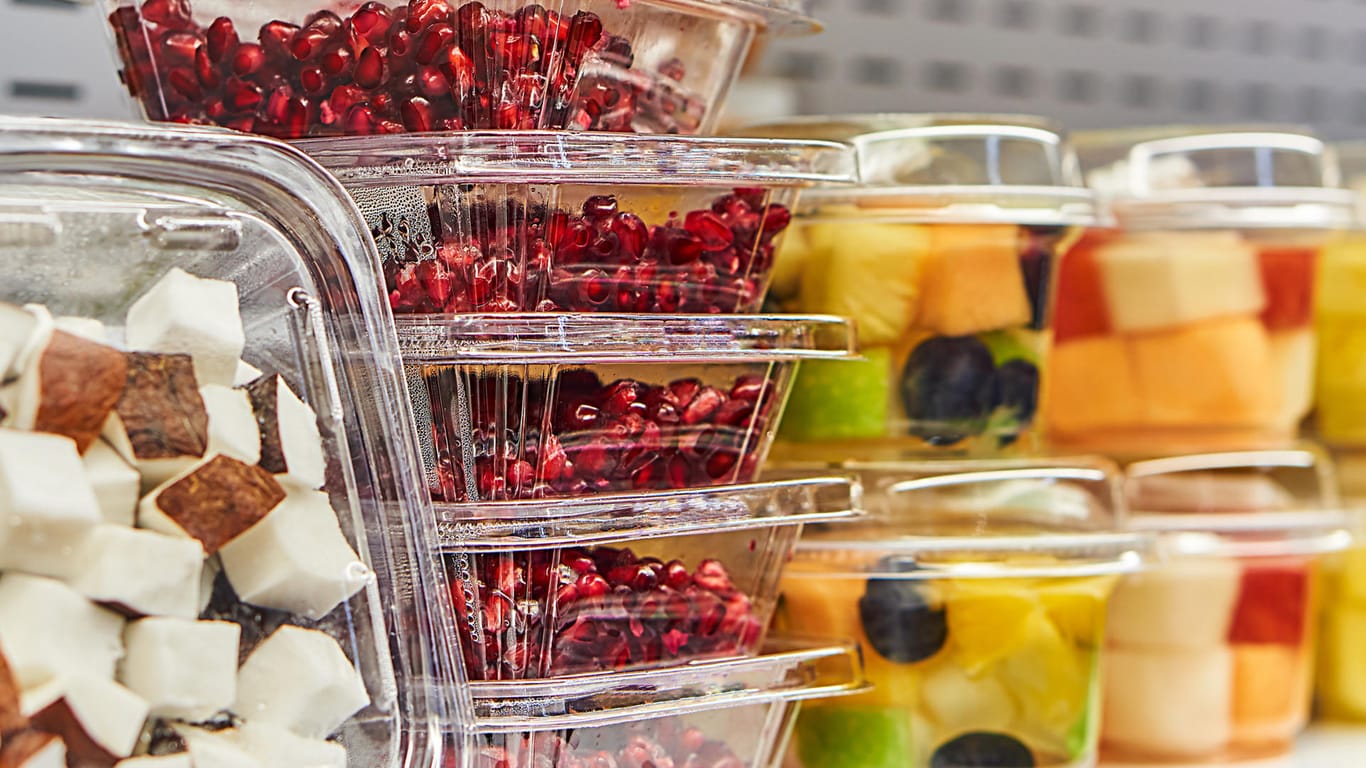 Geschnittenes Obst in Plastik: Für die Deutsche Umwelthilfe ist es Ressourcenverschwendung, dass Obst aus seiner natürlichen Schale genommen und in Plastik verpackt wird.