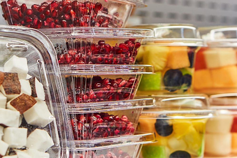 Geschnittenes Obst in Plastik: Für die Deutsche Umwelthilfe ist es Ressourcenverschwendung, dass Obst aus seiner natürlichen Schale genommen und in Plastik verpackt wird.