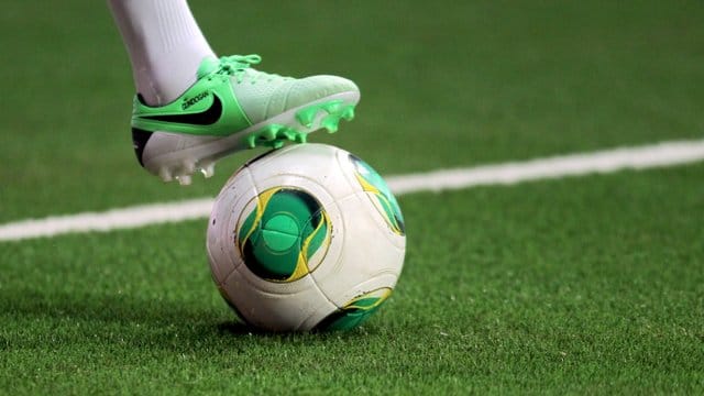 Nach DFB-Angaben gibt es in Deutschland rund 6000 Kunstrasenplätze. Nach DFB-Angaben gibt es in Deutschland rund 6000 Kunstrasenplätze.