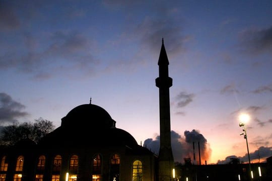 Die Merkez-Moschee in Duisburg-Marxloh wurde nach einer Bombendrohung geräumt, weiträumig abgesperrt und durchsucht.