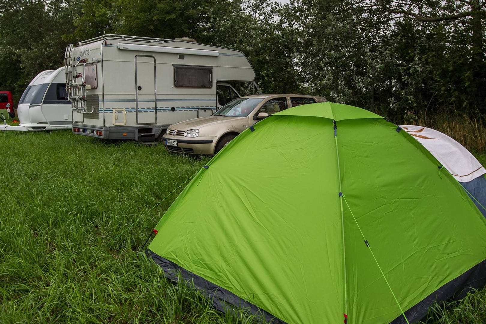 Campingplatz des Deichbrand-Festivals: Die tote Frau wurde in einem Zelt gefunden. (Archivbild)