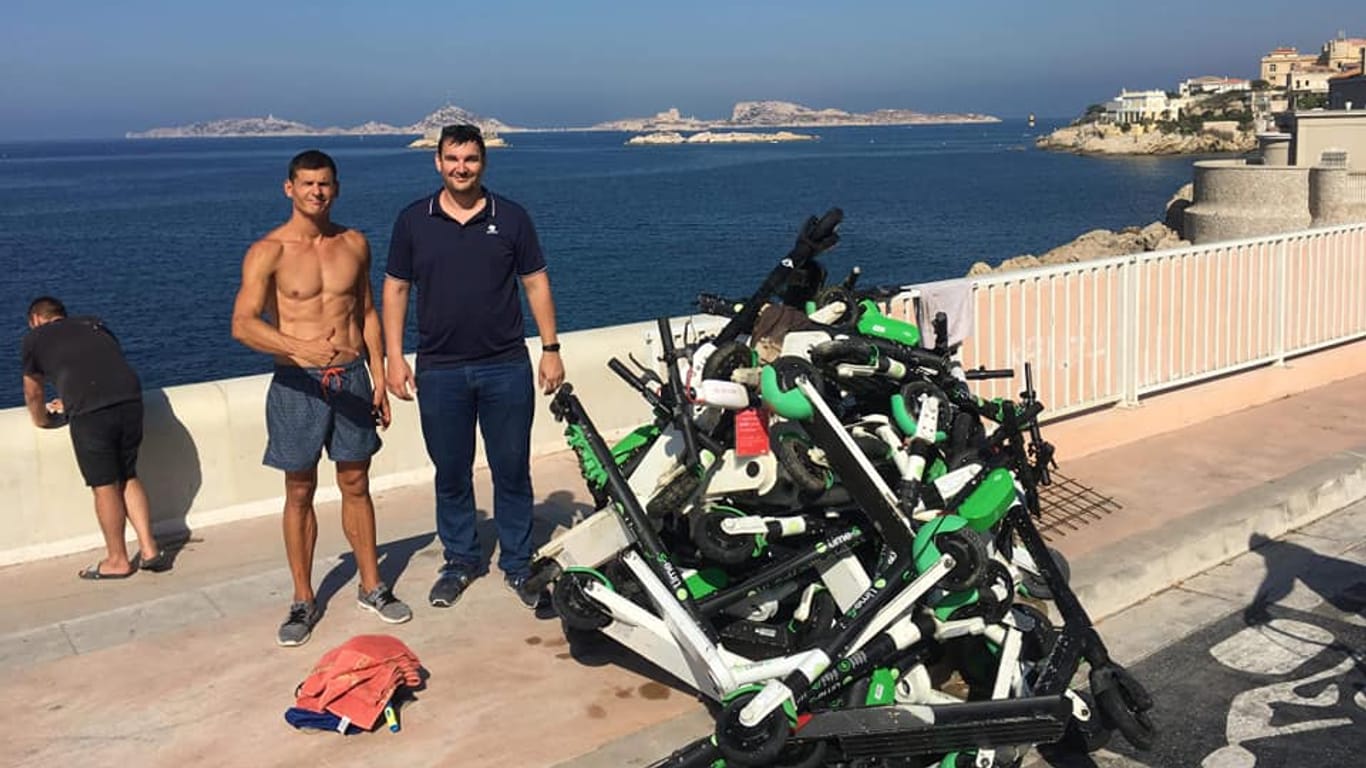 Ein Haufen E-Scooter: Anfang Juli haben Taucher die ersten Roller aus dem Marseiller Hafenbecken geholt.