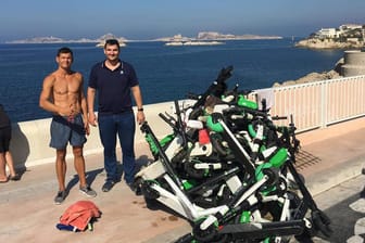 Ein Haufen E-Scooter: Anfang Juli haben Taucher die ersten Roller aus dem Marseiller Hafenbecken geholt.