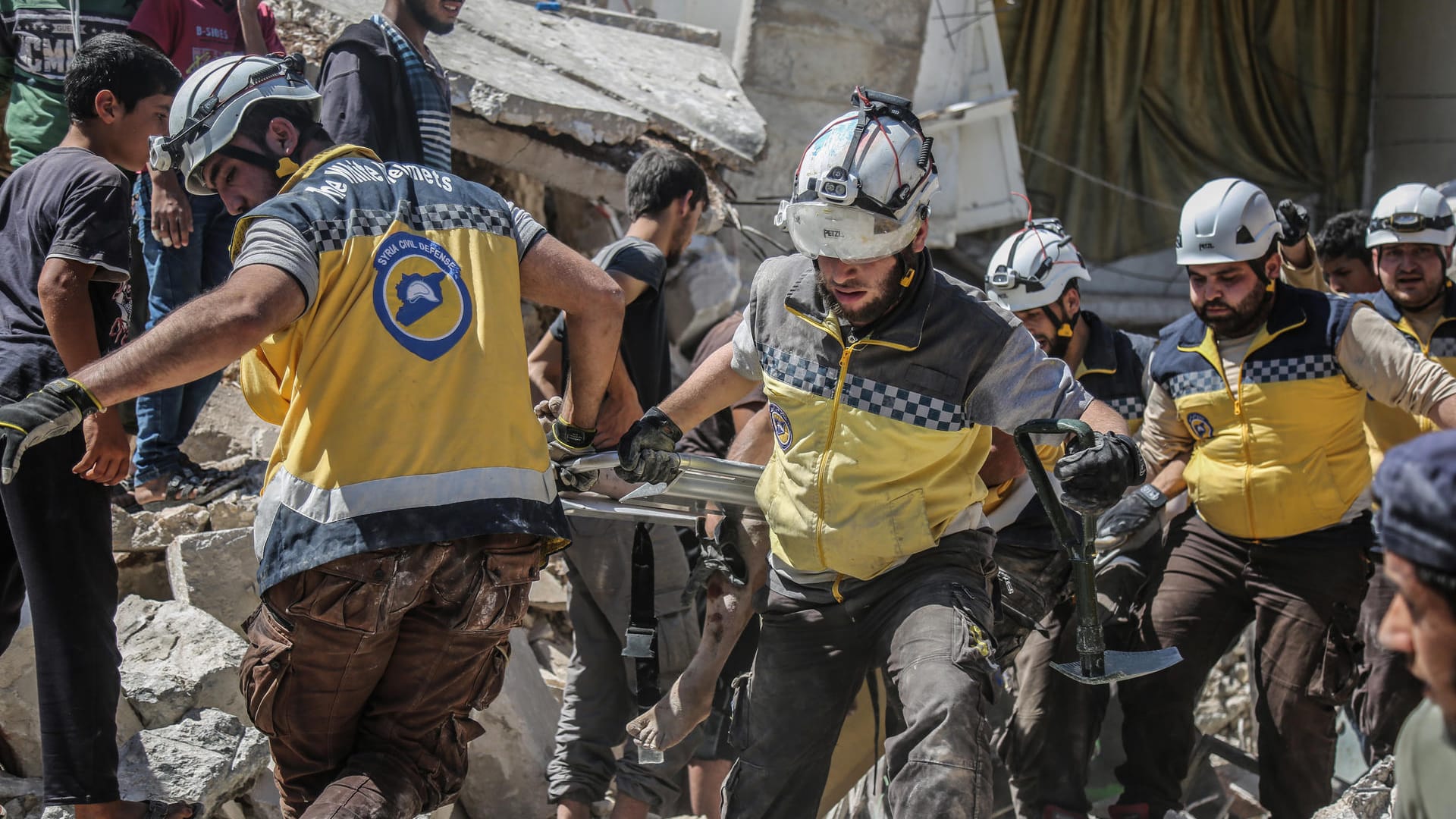 Angriff in Maarat al-Numan: Mitglieder der Zivischutzorganisation Weißhelme bergen Opfer aus den Trümmern zerstörter Häuser.