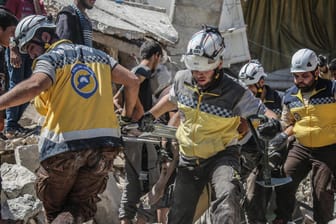 Angriff in Maarat al-Numan: Mitglieder der Zivischutzorganisation Weißhelme bergen Opfer aus den Trümmern zerstörter Häuser.