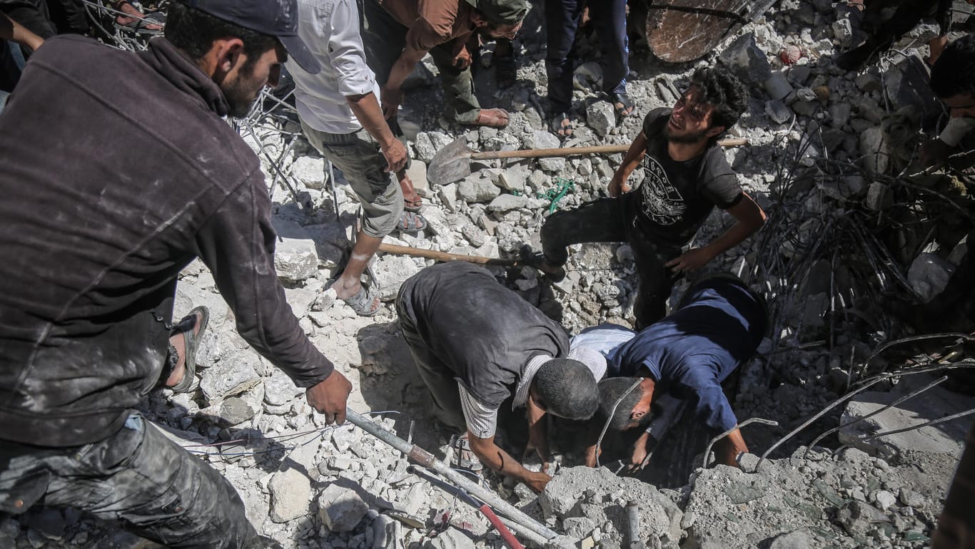 Dutzende Opfer in Nordsyrien: Mit bloßen Händen graben Zivilisten in den Trümmern.
