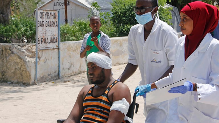 Mediziner helfen einem verwundeten Mann: In Somalia ist eine Bombe hoch gegangen.