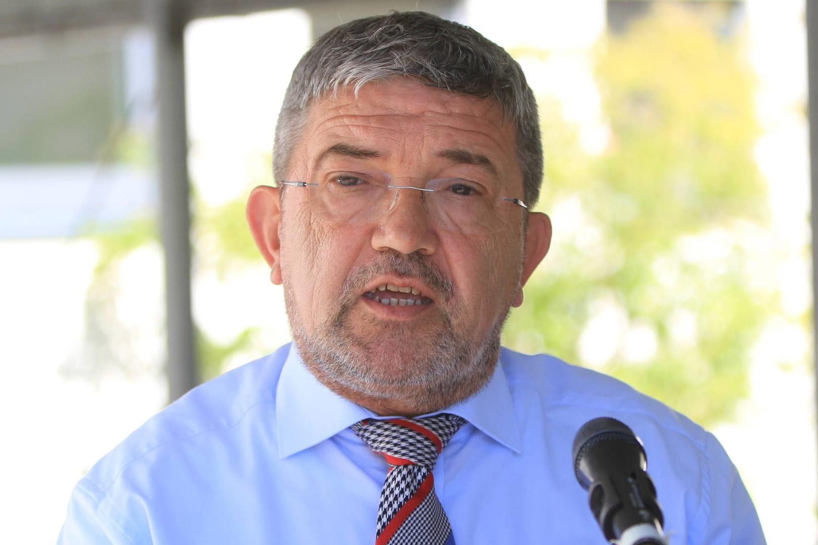 Lorenz Caffier: Der Innenminister des Landes Mecklenburg-Vorpommern spricht sich gegen die Existenz einer "Todesliste" aus.