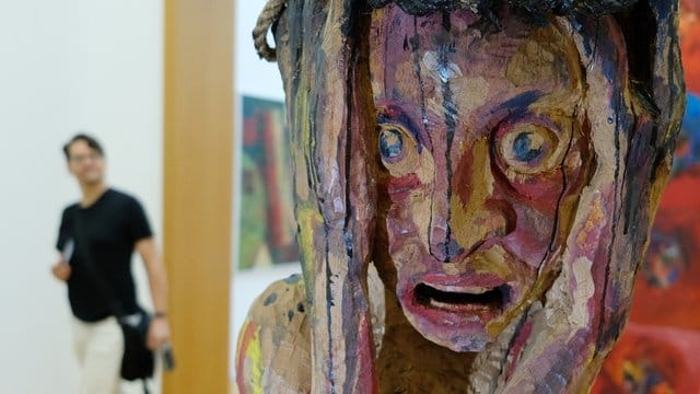 Die Holzplastik "Zweifel" von Hans Scheib aus dem Jahr 1984.