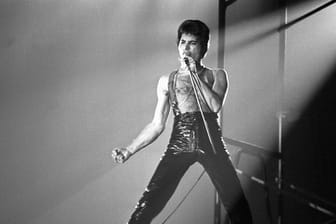 Freddie Mercury hat den Song "Bohemian Rhapsody" aus drei verschiedenen Teilen zusammengemixt.