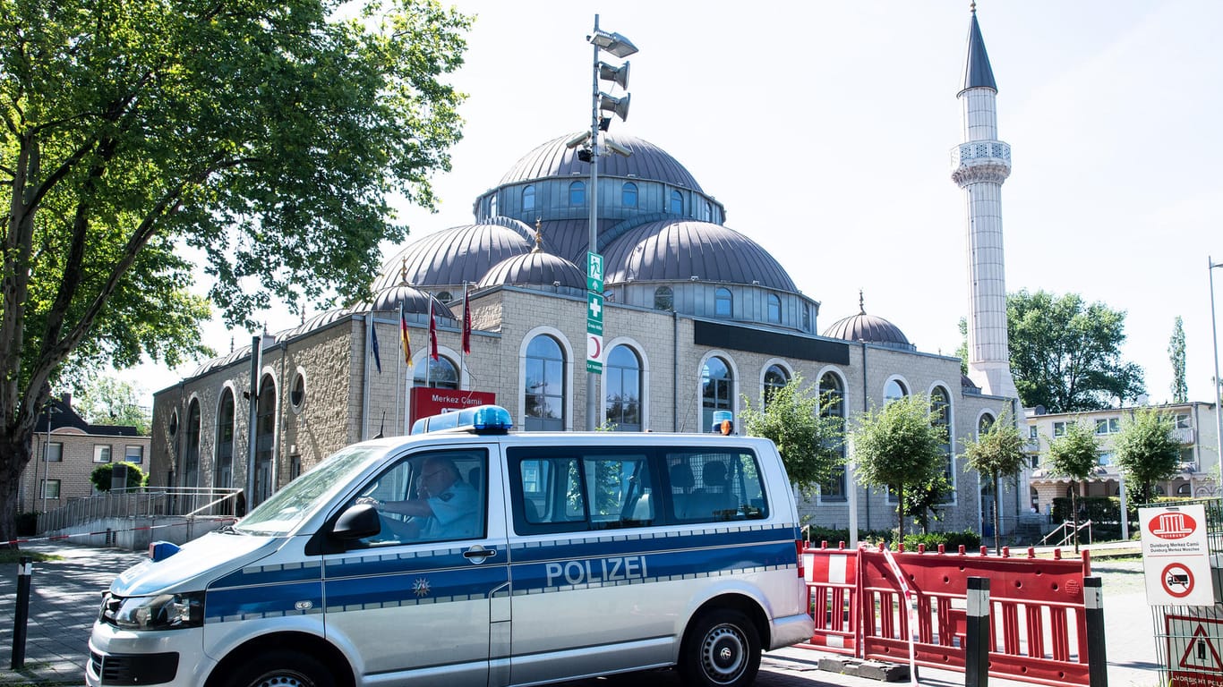 Einsatz an der Ditib-Moschee in Duisburg: Per Mail ging eine Bombendrohung ein.