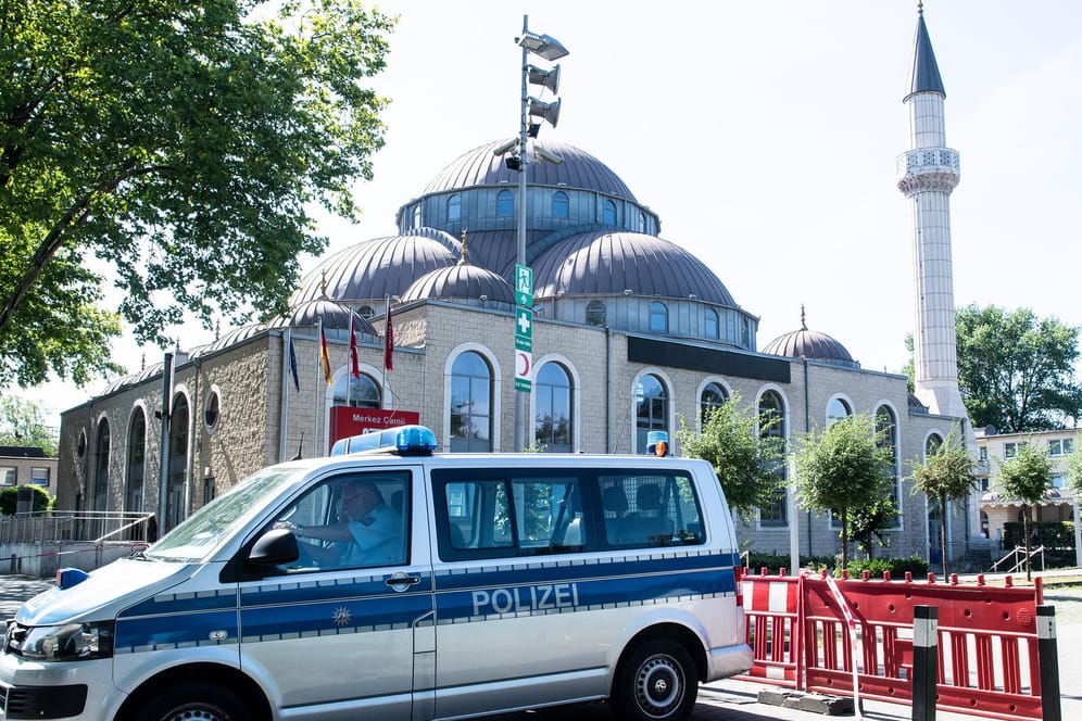 Einsatz an der Ditib-Moschee in Duisburg: Per Mail ging eine Bombendrohung ein.