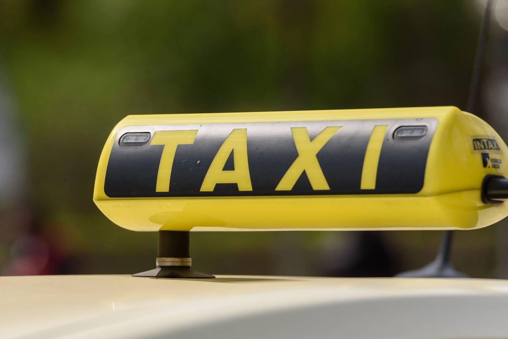 Ein Taxi: In Aachen haben zwei Männer einen Busfahrer überfallen. (Symbolbild)