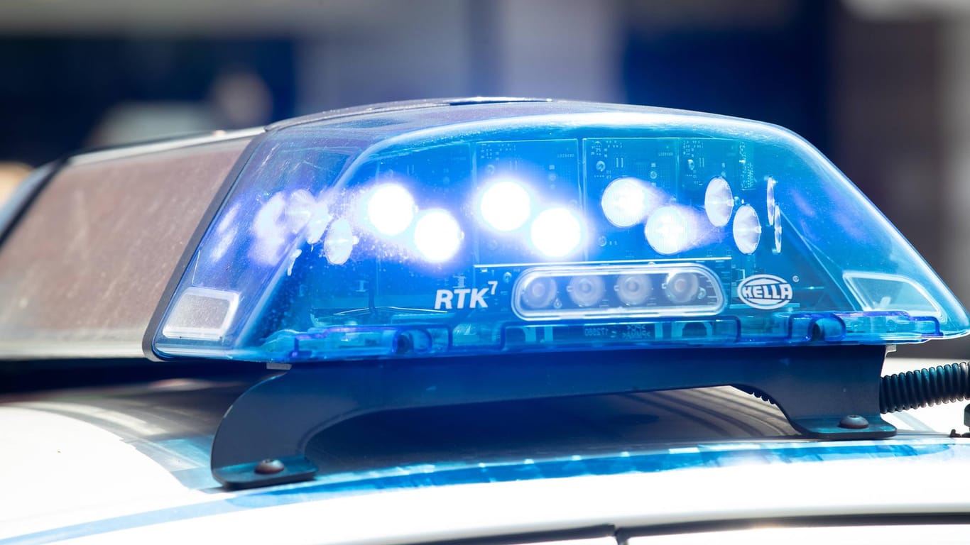 Blaulicht der Polizei: In Köln wurde ein lebensgefährlich verletzter Radfahrer aufgefunden. Die Umstände sind unklar.
