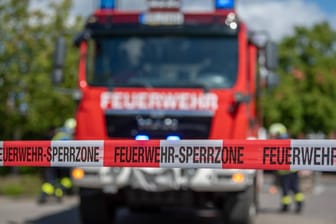 Feuerwehr im Einsatz: In einem Wohnhaus in Hessen ist ein Feuer ausgebrochen. (Symbolbild)