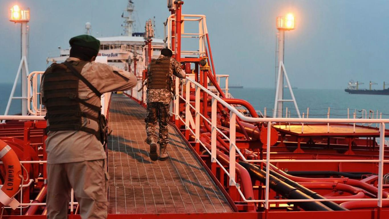 Soldaten der iranischen Revolutionsgarde entern mit Waffen im Anschlag den unter britischer Flagge fahrenden Öltanker "Stena Impero" der schwedischen Reederei "Stena Bulk".