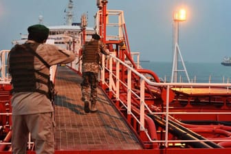 Soldaten der iranischen Revolutionsgarde entern mit Waffen im Anschlag den unter britischer Flagge fahrenden Öltanker "Stena Impero" der schwedischen Reederei "Stena Bulk".