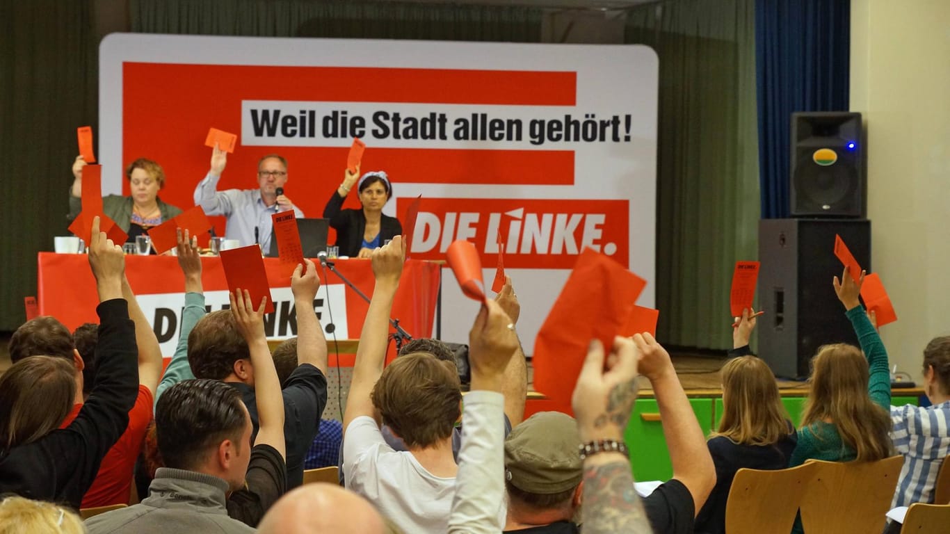 Delegierte der Bremer Linken stimmen bei einem Landesparteitag im Juni ab.