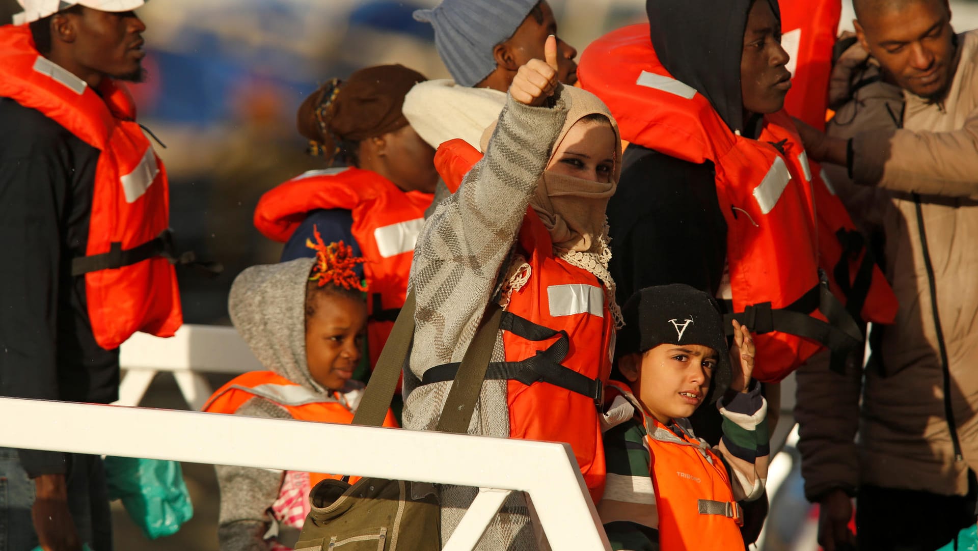 Januar 2019: Bootsflüchtllinge verlassen in Valletta ein Boot der maltesischen Marine. Sie waren zuvor von der "Sea-Watch 3"´aufgegriffen worden.