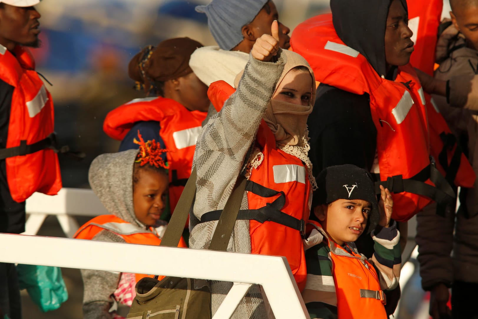 Januar 2019: Bootsflüchtllinge verlassen in Valletta ein Boot der maltesischen Marine. Sie waren zuvor von der "Sea-Watch 3"´aufgegriffen worden.