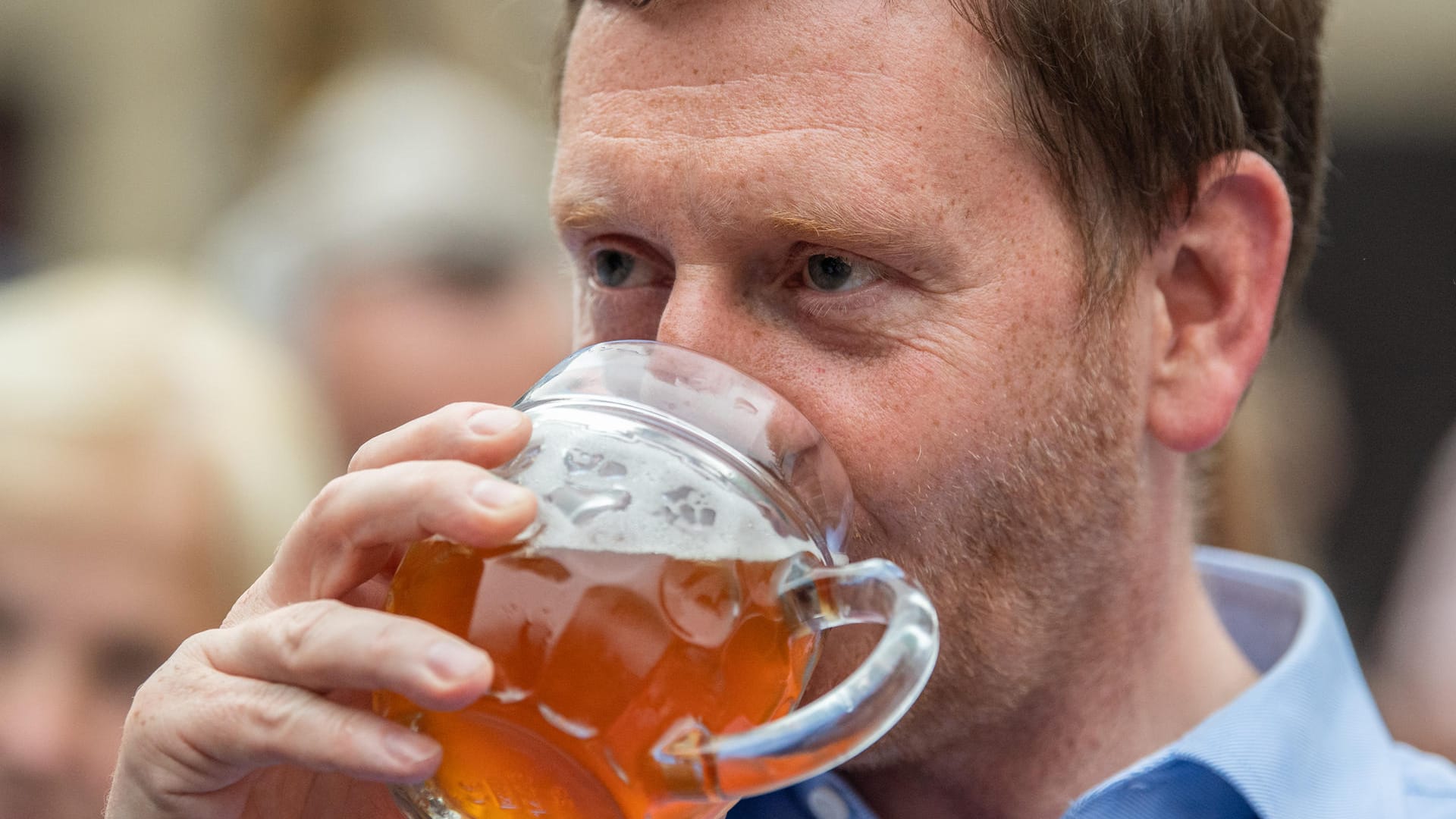 Alle Augen richten sich nach Sachsen: Ministerpräsident Michael Kretschmer beim Start seiner Sommertour.